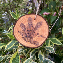 Lade das Bild in den Galerie-Viewer, Gecko Footprint Natural Wood Log Slice Decoration
