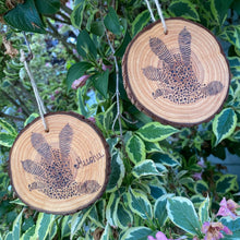 Lade das Bild in den Galerie-Viewer, Gecko Footprint Natural Wood Log Slice Decoration

